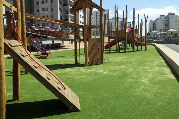 משטחי בטיחות לגני שעשועים משטחי בטיחות לגני שעשועים