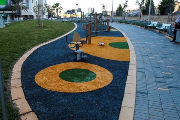 משטחי בטיחות לגני שעשועים משטחי בטיחות לגני שעשועים