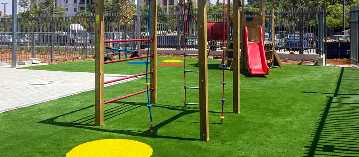 משטחי בטיחות בגני ילדים