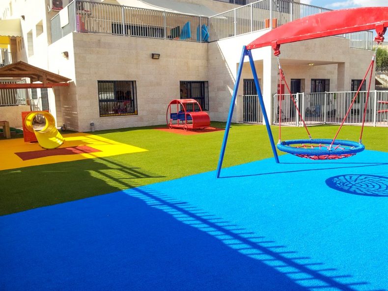 כל מה שכדאי לדעת על משטחי בטיחות בגנים ציבוריים