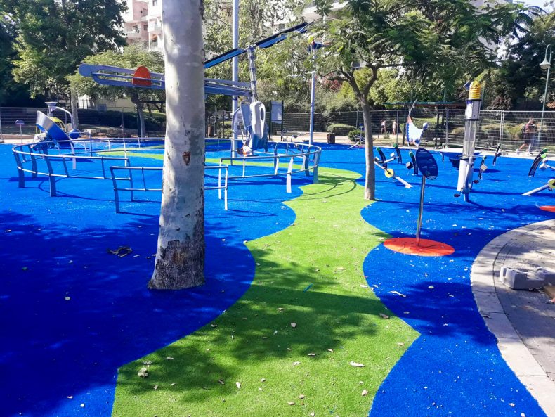 משטחי בטיחות למגרשי משחקים